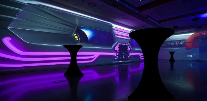 Sala eventi dell'Enterprise Hotel con luci blu e viola