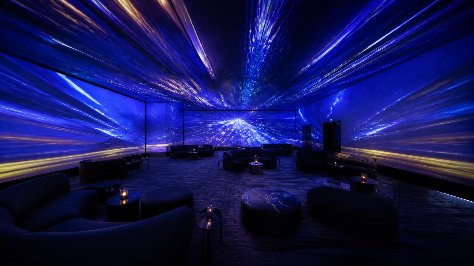 Sala immersiva Room 360° dell'Enterprise Hotel con proiezioni a 360 gradi sui muri